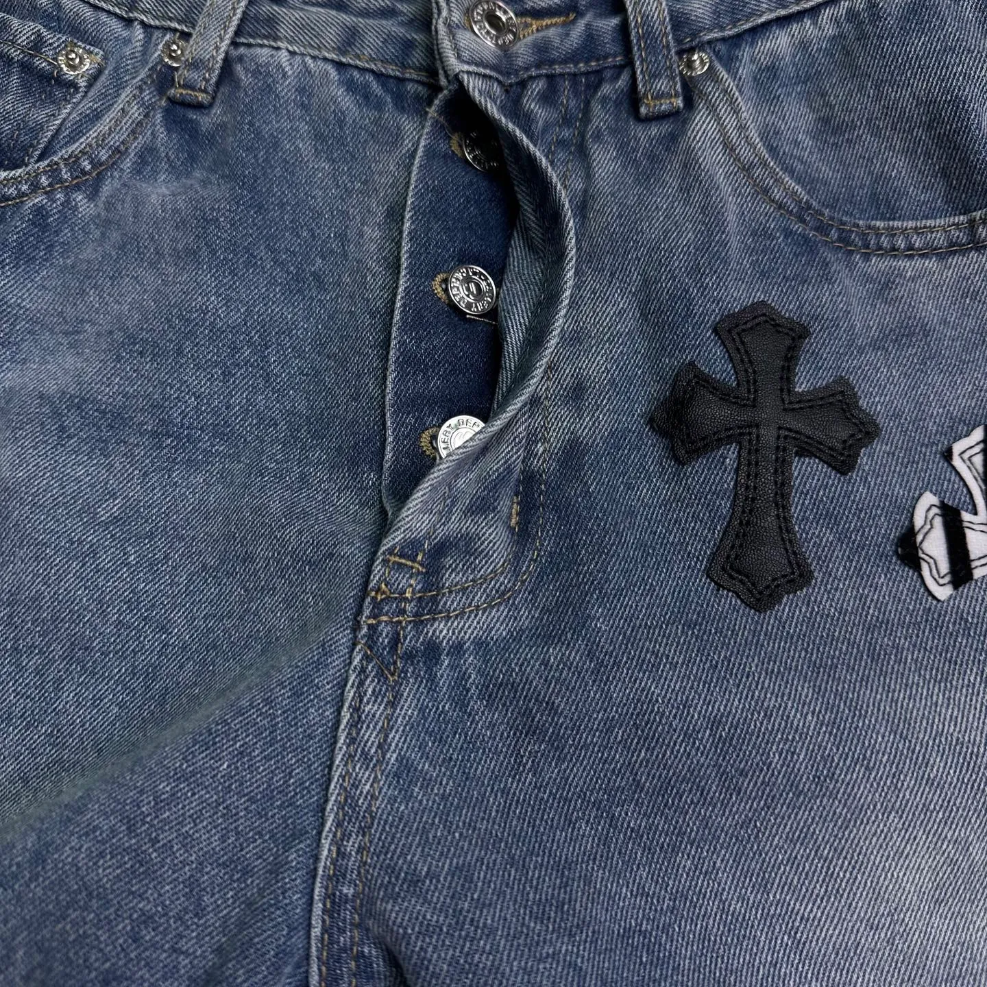 P290 GALLERY DEPT. & Croixin co-branded 2025 new limited-edition zebra print black large cross leather couple's bootcut jeans 🔥High version🔥High version🔥 Top ceiling quality Styles with different washed textures are very friendly to people with thin legs and thick legs. The bootcut version is very flattering. Moderate length that never goes out of style, easy to match with casually, basic styling for various styles, a must-have in the wardrobe! The fabric is stiff but also makes the upper body soft without losing texture. The washing process is even more perfect. It is a must-have item for everyone! ! ! Washed wheat, hang tag, pants label, three complete labels, color: blue, size: 28, 30, 32, 34, 36 (five sizes)